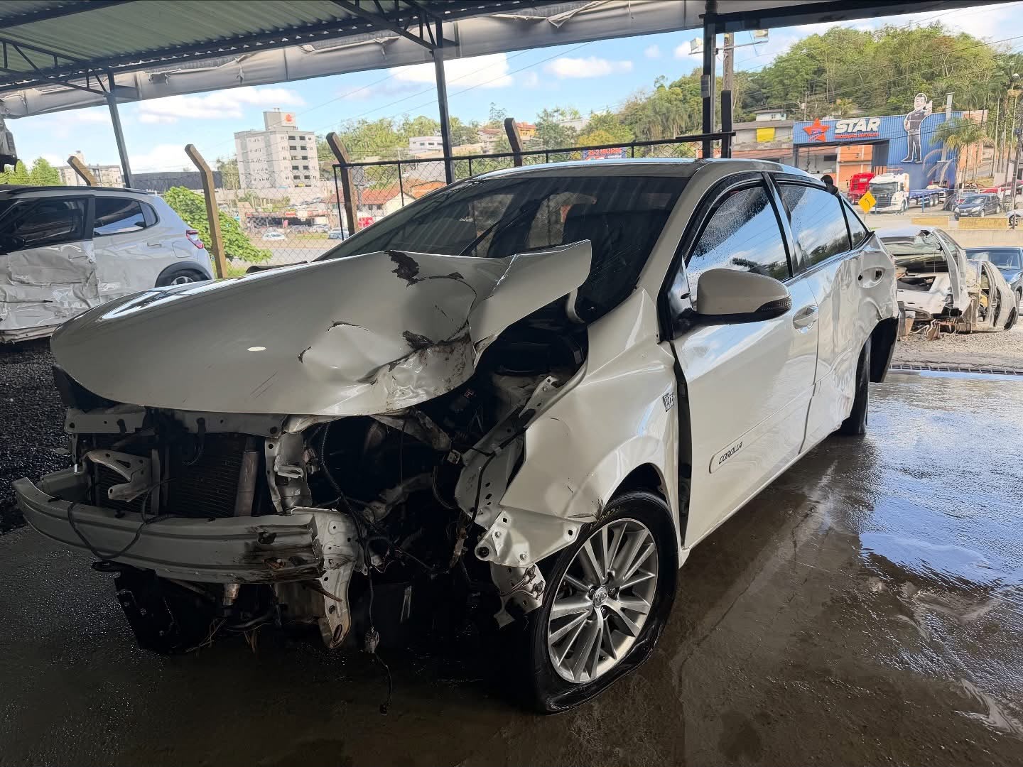 Toyota Corolla XEi 2.0 2017 no pátio do Desmanche Barizon