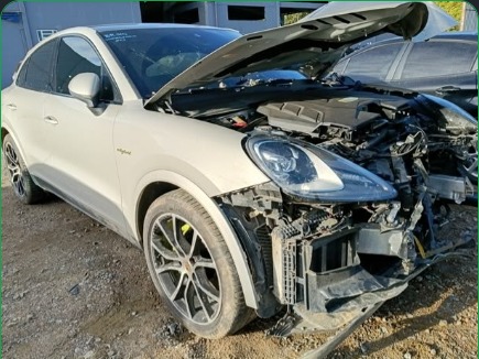 Porsche Cayenne Coupé E-Hybrid 2021 no pátio do Desmanche Barizon