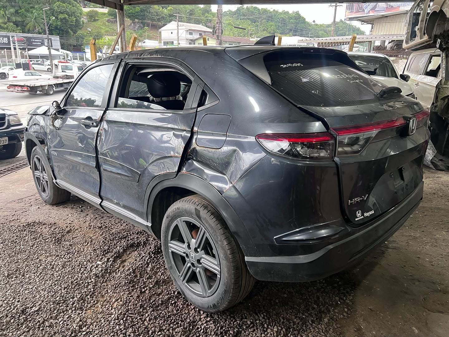 Honda HR-V Touring 1.5 Turbo 2023 no pátio do Desmanche Barizon