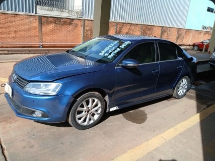 Volkswagen Jetta 2.0 TSI 2013 no pátio do Desmanche Barizon