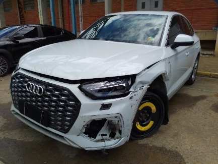 Audi Q5 Sportback 2.0 TFSI 2022 no pátio do Desmanche Barizon