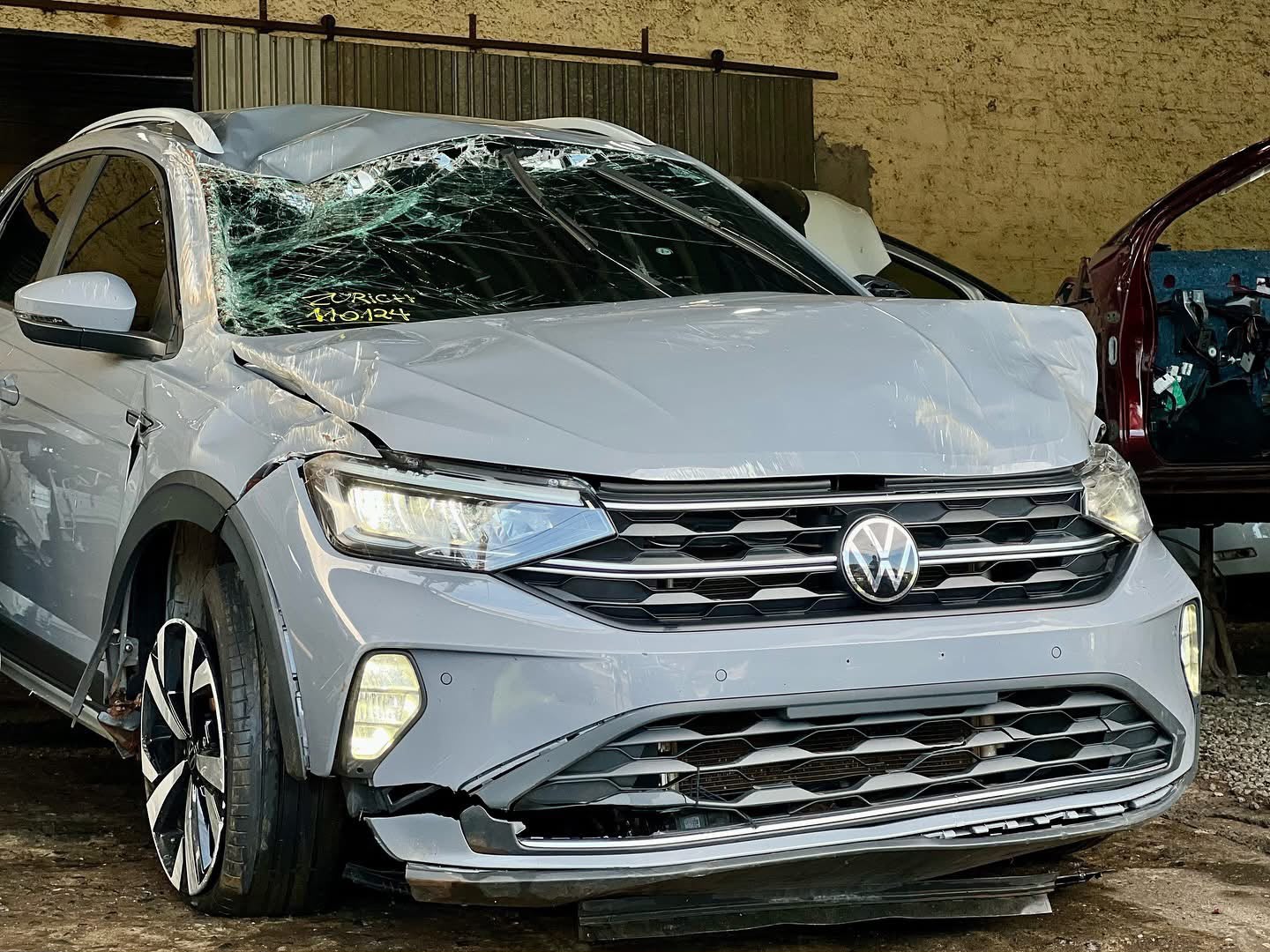 Volkswagen Nivus Highline 200 TSI 2022 no pátio do Desmanche Barizon